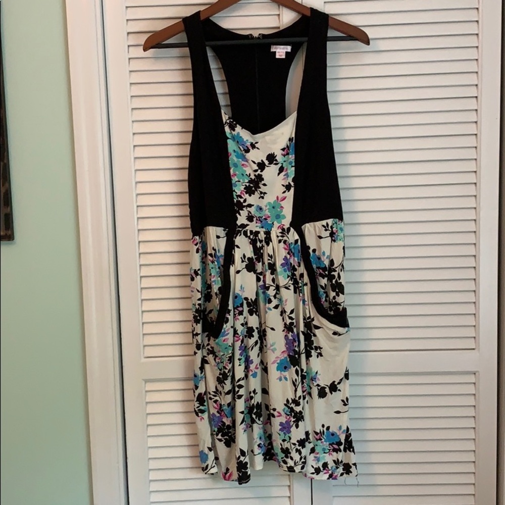 Adorable floral sundress ☀️🌸